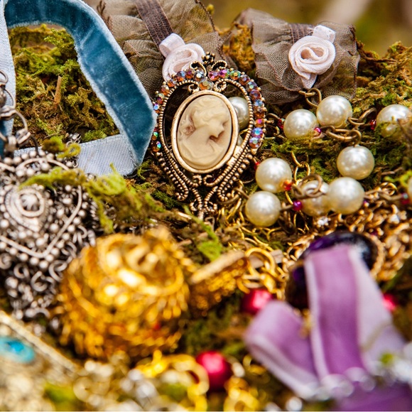 Upcycled Cameo necklace. - Picture 8 of 8